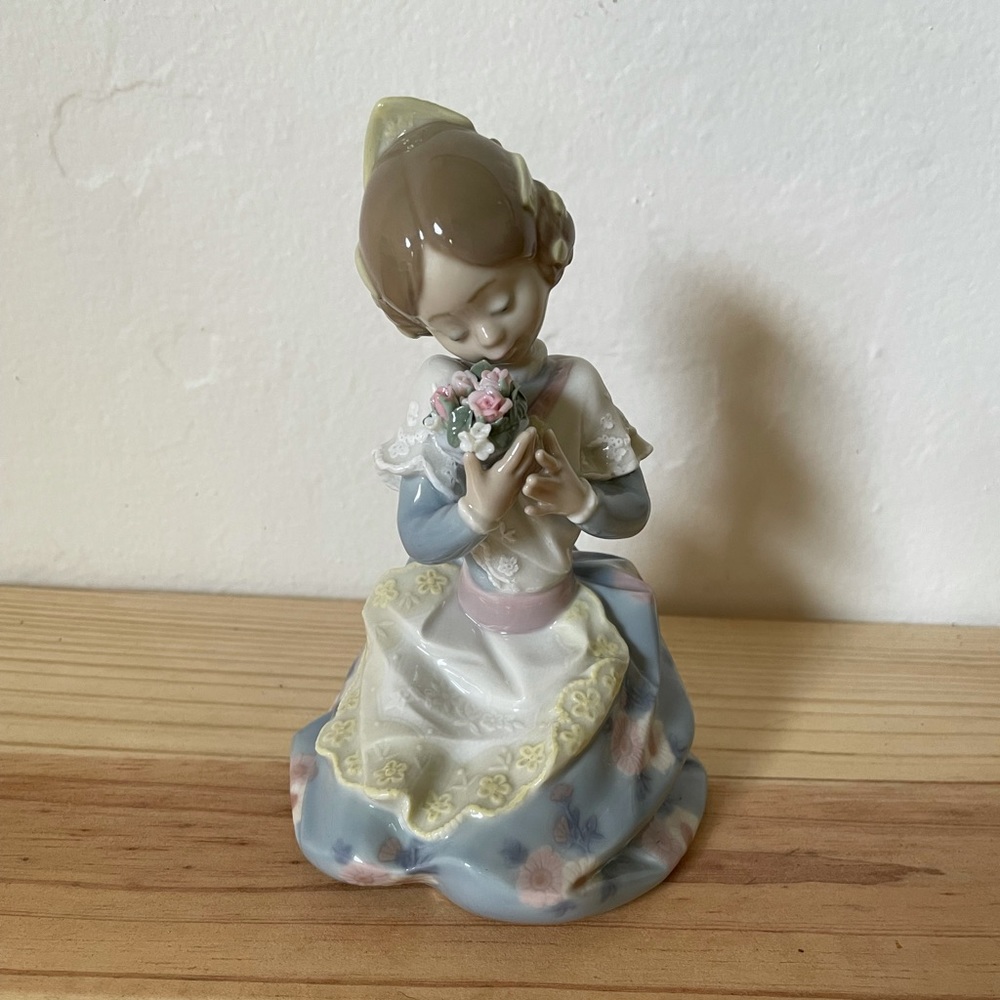 Loving Valenciana - Retired Lladro Figurine
